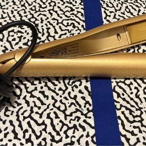 Gold 2 N 1 Hair Straightener/Curling with 5 settings.
